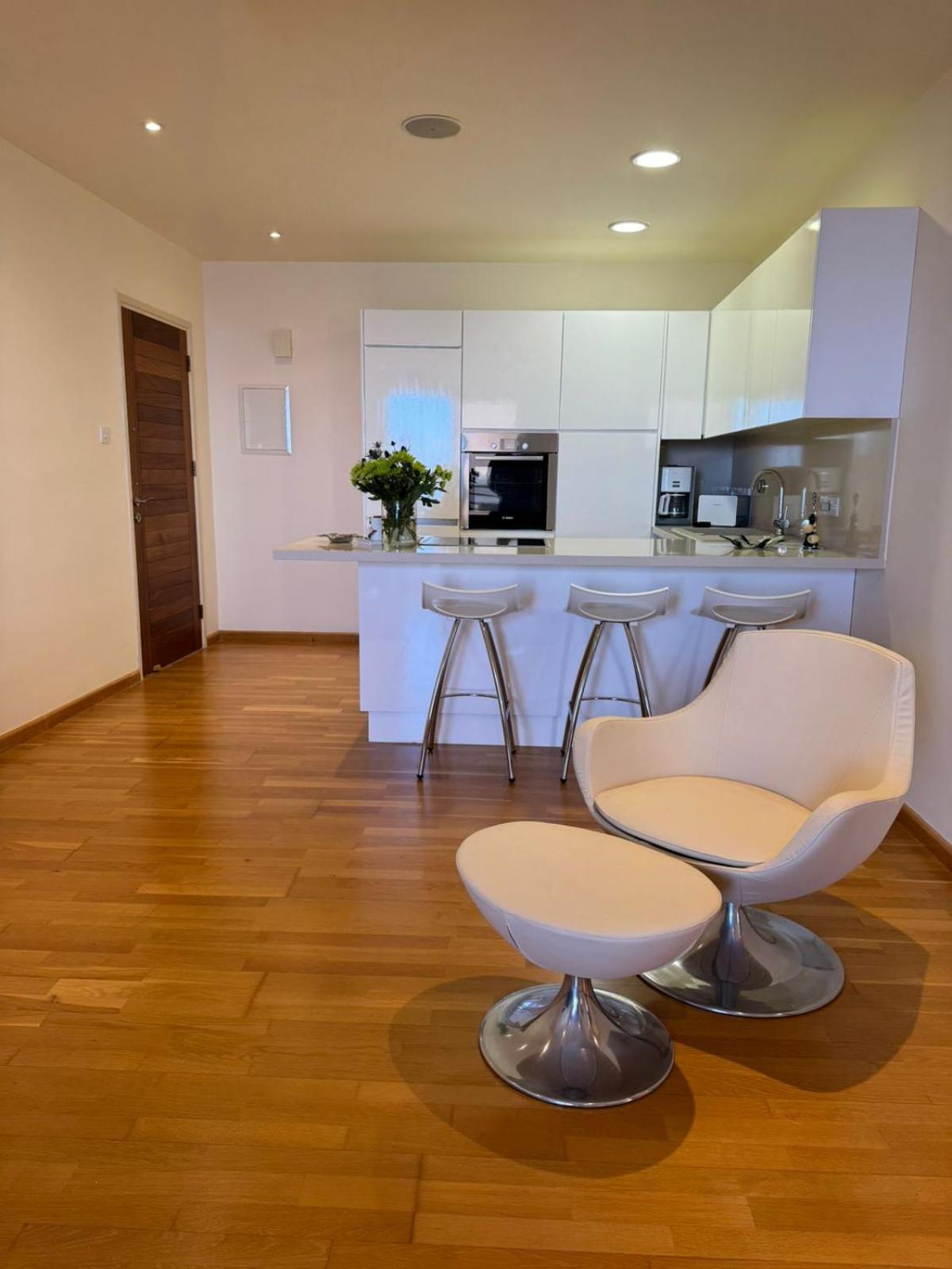 11 Suites - Golden Sunrise Suite Larnaca Room photo